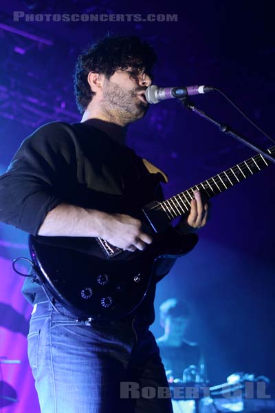 FOALS - 2010-11-25 - PARIS - Elysee Montmartre - Yannis Philippakis - Edwin Congreave